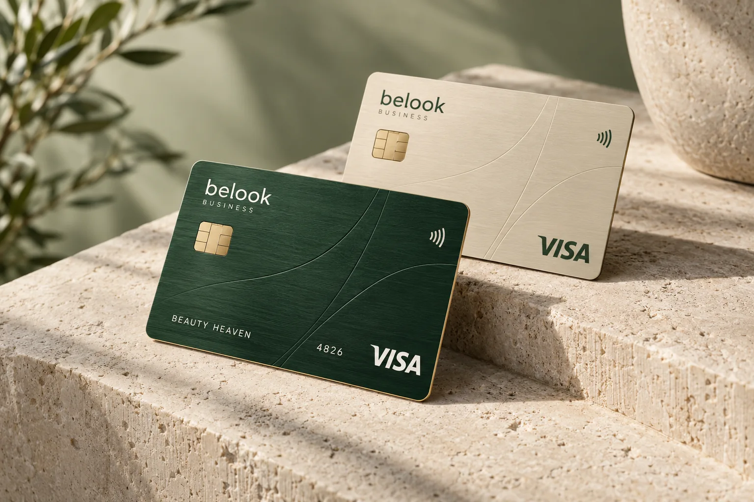Concepts de cartes Visa Belook Business vert forêt et champagne sur un socle en pierre